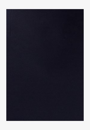 Marineblauer Stoff mit einer glatten Textur, der einen subtilen Glanz und minimale Nähdetails aufweist. Keine sichtbaren Muster oder Verzierungselemente.
