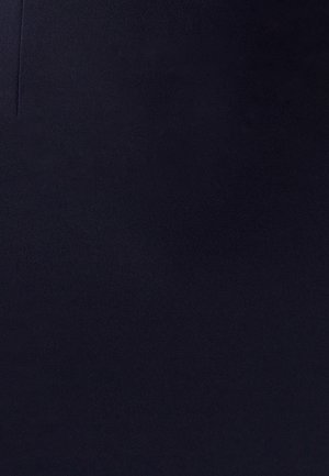 Tissu bleu marine avec une texture lisse, présentant un léger éclat et des détails de couture minimaux. Aucun motif ou embellissement visible.