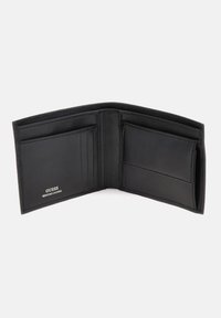 Portafoglio in pelle nera con forma rettangolare, dotato di più fessure per carte, un vano più grande e logo del marchio in rilievo.