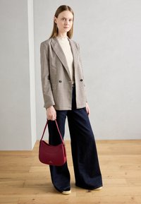 Tarkastettu bleiseri vaaleanruskeassa ja tummanruskeassa, kerma värinen ribbipaita, tummat leveälahkeiset farkut, marooni olkalaukku, kerma väriset kengät.