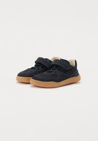 Sorte semskede sneakers med en teksturert overflate, blå søm-detaljer og borrelåsremmer. Gummigummi såler med en glatt finish.