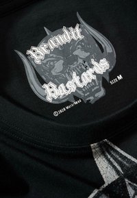 Čierne bavlnené tričko s výraznou sivou grafikou lebky s rohmi a bielym textom "Brandit Bastards." Veľkosť: M.