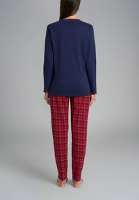 Maglietta a maniche lunghe navy con bordo a quadri rossi, abbinata a pantaloni a quadri rossi. Tessuto morbido, vestibilità comoda, design dritto, lunghezza fino alla caviglia.