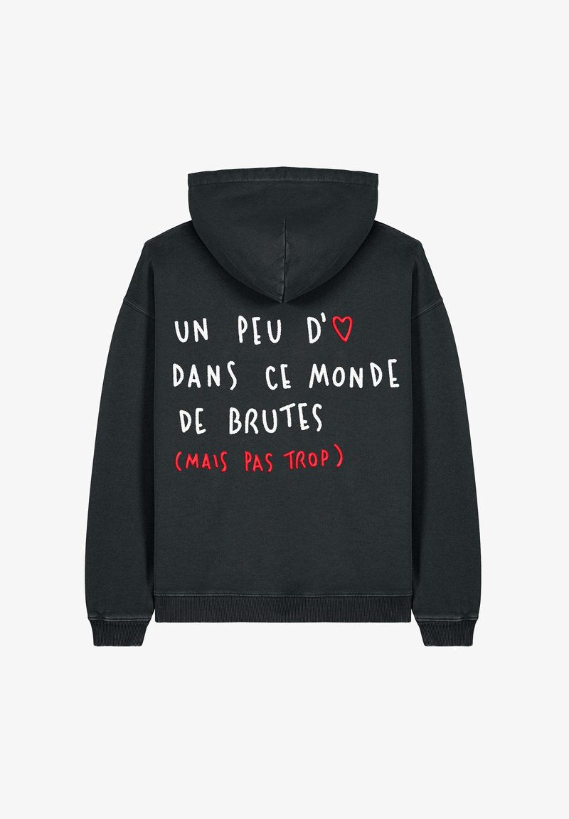 Felpa nera con cappuccio regolabile e polsini a costine. Presenta testo bianco e rosso sul retro, con un piccolo simbolo di cuore rosso.