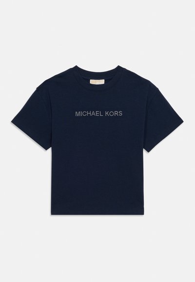 Camiseta de manga corta azul marino con texto "MICHAEL KORS" en pequeños puntos blancos centrados en el pecho, con cuello redondo.