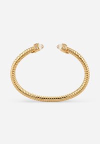 Bracciale rigido in oro con torsioni, featuring accenti di cristallo ad entrambe le estremità. Superficie liscia con finitura metallica e design segmentato.