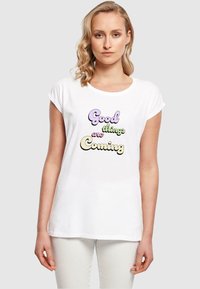 Merchcode GOOD THINGS EXTENDED SHOULDER  - T-shirts med print - white