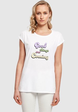 Merchcode GOOD THINGS EXTENDED SHOULDER - T-shirts med print - white