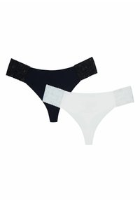 Dwie pary damskich stringów. Jedne czarne z koronkowym paskiem w talii, drugie białe z teksturowanym paskiem. Obie są gładkie i dopasowane.