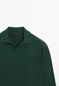 Zielony wełniany sweter z dekoltem w serek i kołnierzykiem polo. Charakteryzuje się miękką teksturą oraz metką z napisem "Massimo Dutti" dla identyfikacji marki.