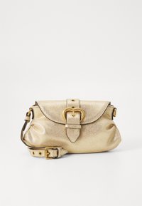 Goldfarbene metallische Handtasche mit weicher Textur, abgerundeter Form und einem Klappenverschluss, der eine herzförmige goldene Gürtelschnalle und einen verstellbaren Griff hat.