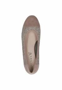 Ballet flat in un taupe chiaro con tessuto testurizzato e punta in suede liscia. Presenta una forma arrotondata e lati intagliati per la traspirabilità.