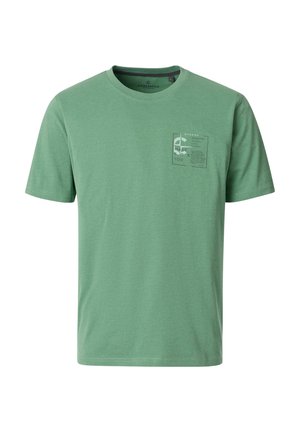 Grøn t-shirt med korte ærmer og rund hals med et lille grafisk motiv og tekst trykt på venstre bryst.