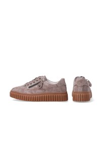 Grå ruskinds sneakers med en ribbet brun ydersål, som har snørebånd og en lynlåsdetaillering på siden. Simpelt design med kontrasterende syninger.