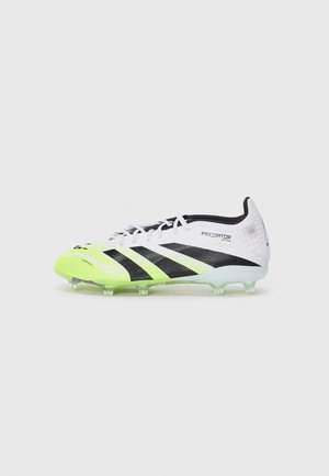 Scarpe da calcio bianche con strisce nere e dettagli in verde neon. Tomaia texture con un motivo distintivo. Suola trasparente con diversi tacchetti.