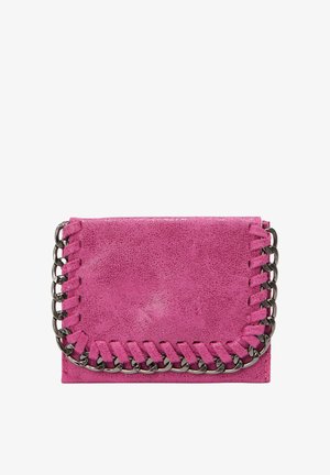 Portefeuille en cuir rose avec une surface texturée, un accent en chaîne le long du bord et une forme rectangulaire compacte.