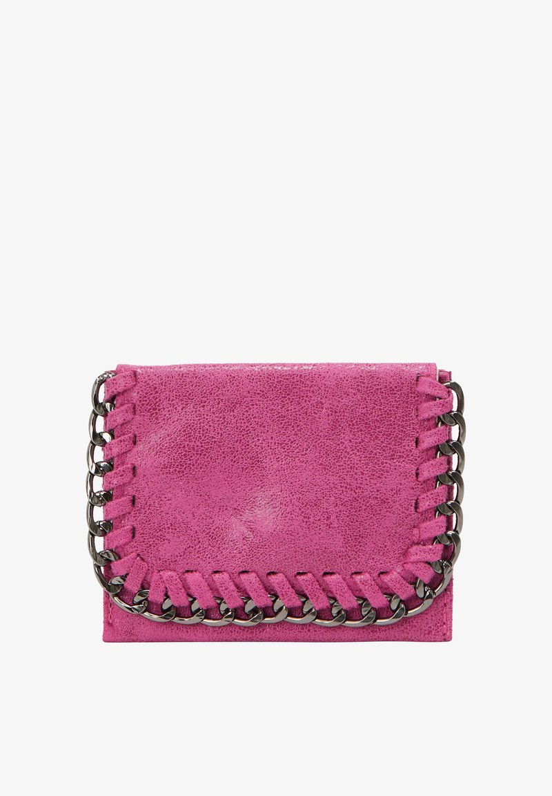 Rosa läderplånbok med en texturerad yta, kedjeaccenter längs kanten och en kompakt rektangulär form.