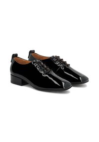 Pantofi din piele lacuita neagră cu tocuri joase, având un design unghiular, sistem de închidere cu șireturi și gauri metalice argintii. Textură netedă și stil minimalist.