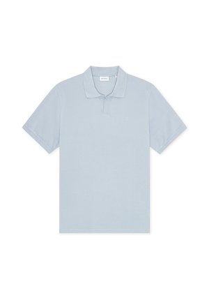 Tricou polo albastru deschis fabricat din material moale, cu guler clasic, mâneci scurte și un logo mic brodat pe piept.