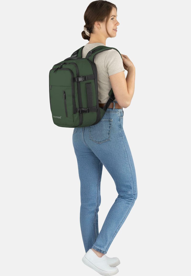 Dunkelgrüner Rucksack mit schwarzen Akzenten, mehreren Fächern, verstellbaren Trägern und robustem Design, getragen auf dem Rücken einer Person.
