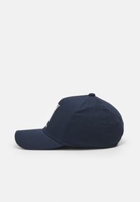 Cappellino da baseball blu navy in cotone, con visiera curva, lettere ricamate sul davanti e design strutturato con bottone sopra.
