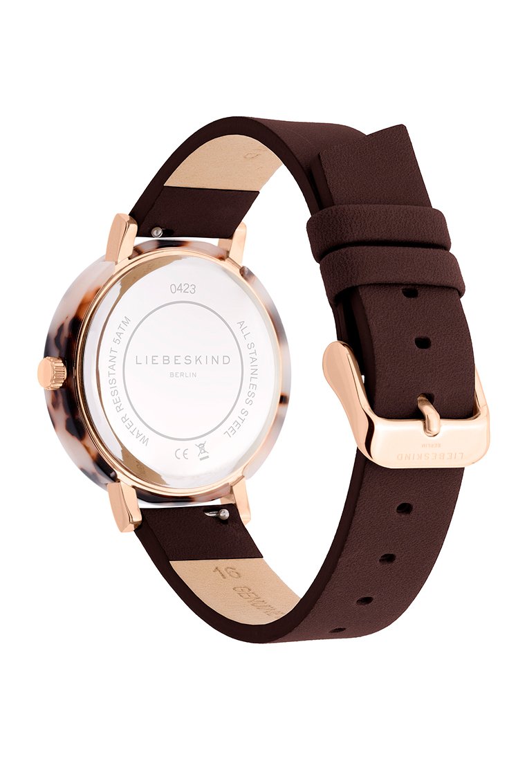 Braunlederarmbanduhr mit einem Gehäuse aus Edelstahl, einem Schildpatt-Lünettenrand und einem weißen Zifferblatt, das ein minimalistisches Design aufweist.