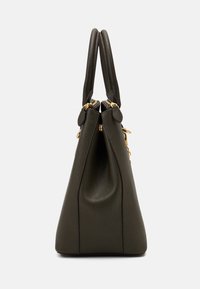 Olivgrön handväska med texturerad yta, dubbla topphandtag, hardware i guldton och en avsmalnande form med sidorsömmar för extra designdetaljer.