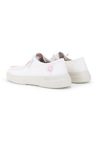 Zapatillas de lona blancas con parte superior texturizada y suela de goma. Presentan detalles en rosa y un forro interior con un diseño floral.