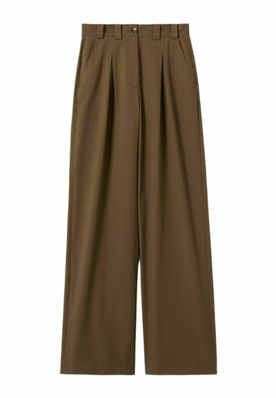 Pantalones de pierna ancha en un rico tejido marrón, con pliegues frontales, cierre de botones y bolsillos laterales para un diseño funcional.