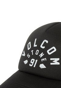 Gorra negra con un diseño gráfico blanco que incluye "VOLCOM STONE 91" y formas geométricas. Fabricada en un tejido de textura suave.