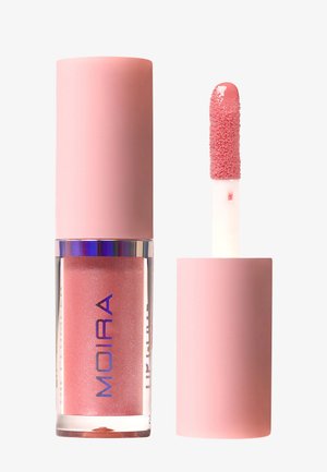 Roze lipglossbuis met matte dop en applicatorstokje dat glinsterend product toont op een witte achtergrond.