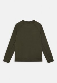 Olivově zelená mikina se raglánovými rukávy, kulatým výstřihem a pružnými manžetami. Měkká textura a minimalistický design, bez viditelných log nebo vzorů.