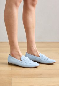 Unselected, light blue