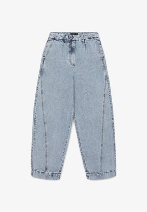 Jeans en denim bleu clair à jambes larges avec taille haute, dotés de poches avant, d'une fermeture à bouton et de détails de décoloration subtils.