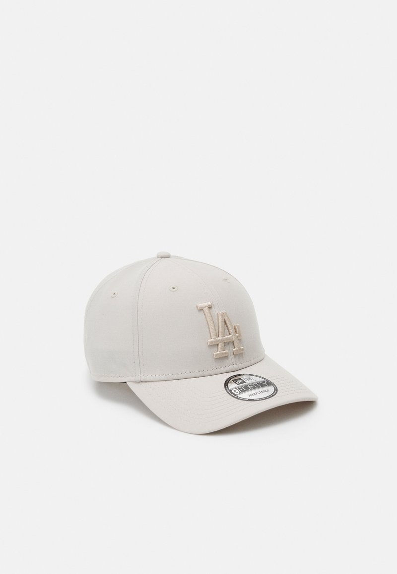 Beige Baseballkappe mit strukturiertem Design, runder Krone, gesticktem "LA"-Logo und flachem Schirm. Verstellbarer Riemen auf der Rückseite.