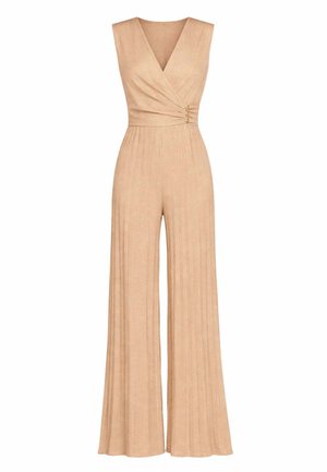 Tuta senza maniche beige con scollo a V avvolgente, dettaglio con fibbia laterale in vita e pantaloni a gamba larga plissettati.