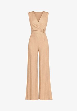 Tuta senza maniche beige con scollo a V avvolgente, dettaglio con fibbia laterale in vita e pantaloni a gamba larga plissettati.