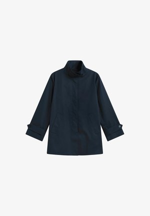 Marineblauwe waterdichte jas met een hoge kraag, lange mouwen en knoopdetails. Voorzien van zijzakken en een rechte snit.