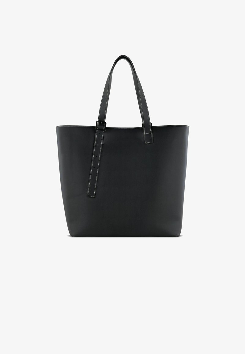 Zwarte leren totebag met twee stevige handvatten. Kenmerkt zich door witte stiksels langs de randen en een eenvoudig, ruim ontwerp.