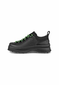 Chaussure de randonnée noire imperméable avec des lacets verts, une tirante à l'arrière et une semelle durable à motifs, vue de côté sur fond blanc.