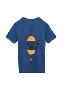 Blauwe katoenen T-shirt met een zon-afbeelding en tekst in zwart die luidt: "ZOMERTIJDEN" en "ZONNESCHIJN DE HELE TIJD". Gladde textuur.