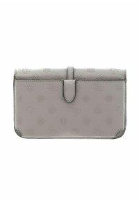 Portefeuille en cuir gris avec motif de logo embossé. Présente une fermeture à rabat, des détails de couture et une texture lisse. Forme rectangulaire compacte.