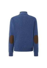Niebieski sweter z wysokim kołnierzem, prążkowanymi mankietami i brązowymi łatami na łokciach. Wykonany z miękkiego dzianinowego materiału, oferującego luźny krój i gładką strukturę.