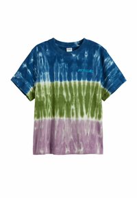 Camiseta de algodón teñida con anudado, con rayas horizontales en azul, verde y lavanda, cuello redondo y bordado "Desigual" en azul.