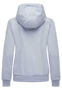 Lyseblå, lettjakke med hette, ribbede ermer og kant. Glatt tekstur, ingen synlige mønstre eller detaljer i maskineriet. Baksidevisning.