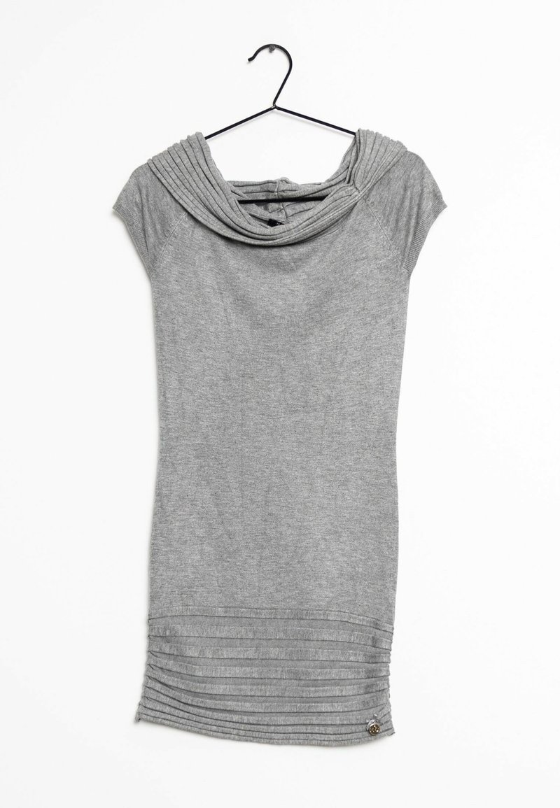 Robe grise en tissu doux, avec un col drapé, des manches courtes et un bas froncé avec des plis horizontaux et un petit détail d'accent.