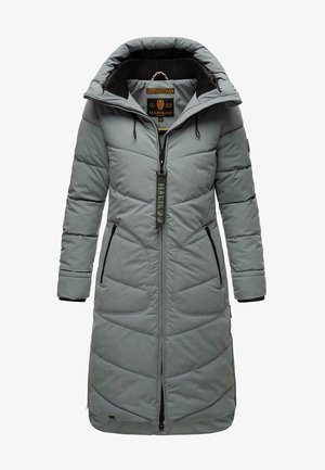 Cappotto lungo e imbottito grigio con chiusura a zip, colletto alto, due tasche anteriori e cappuccio foderato in nero. Presenta un motivo di trapuntatura diagonale.