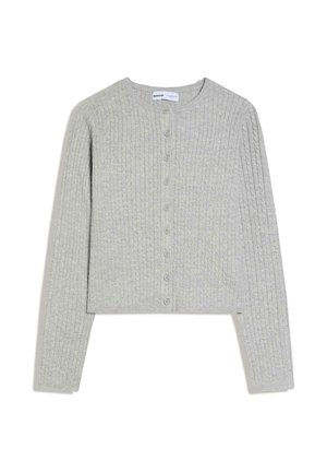 Hellgraue Strickjacke mit Zopfmuster, langen Ärmeln, durchgehender Knopfleiste und rundem Ausschnitt, flach auf weißem Hintergrund ausgelegt.