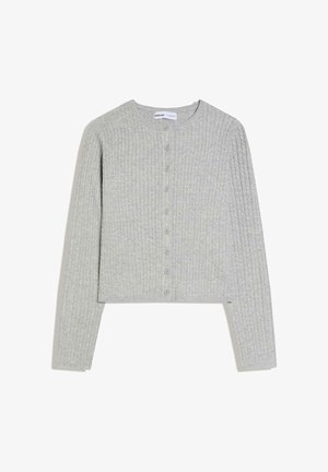 Cardigan gri deschis cu model tricotat cu cabluri, mâneci lungi, închidere cu nasturi pe partea din față și decolteu rotund, așezat pe o suprafață albă.