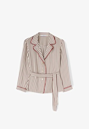 Pasiasta bluzka z długim rękawem na guziki z kołnierzykiem i dopasowanym paskiem, kremowe tło z cienkimi pionowymi bordowymi paskami i bordowymi lamówkami.